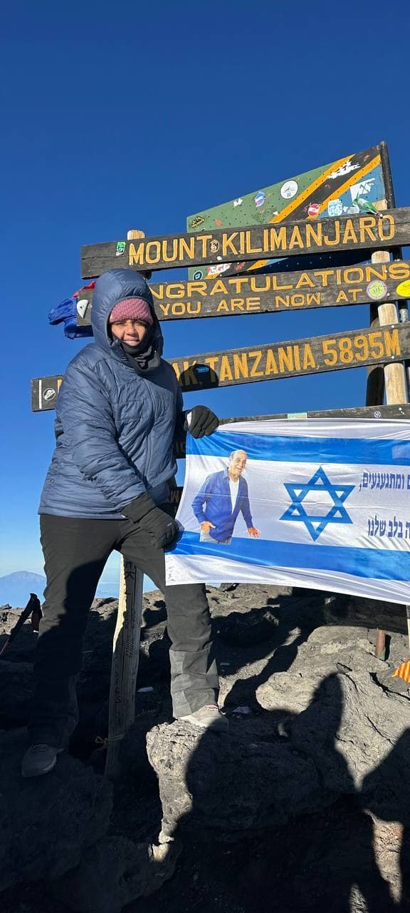 טלי עומדת על פסגת הר קילימנג'רו בגובה 5895 מטר, מחזיקה דגל ישראלי - חלום שהפך למציאות